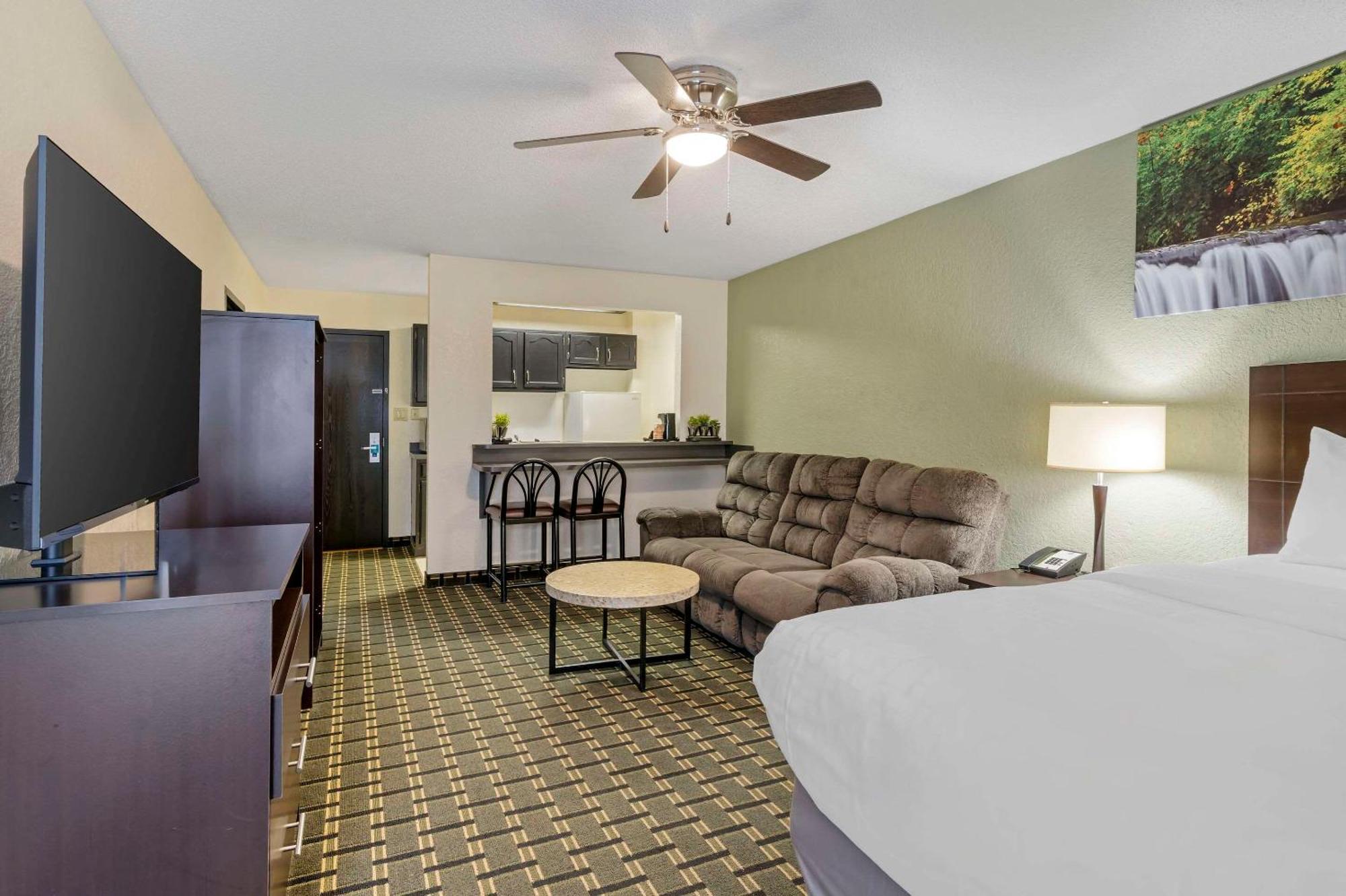 Clarion Pointe 3*