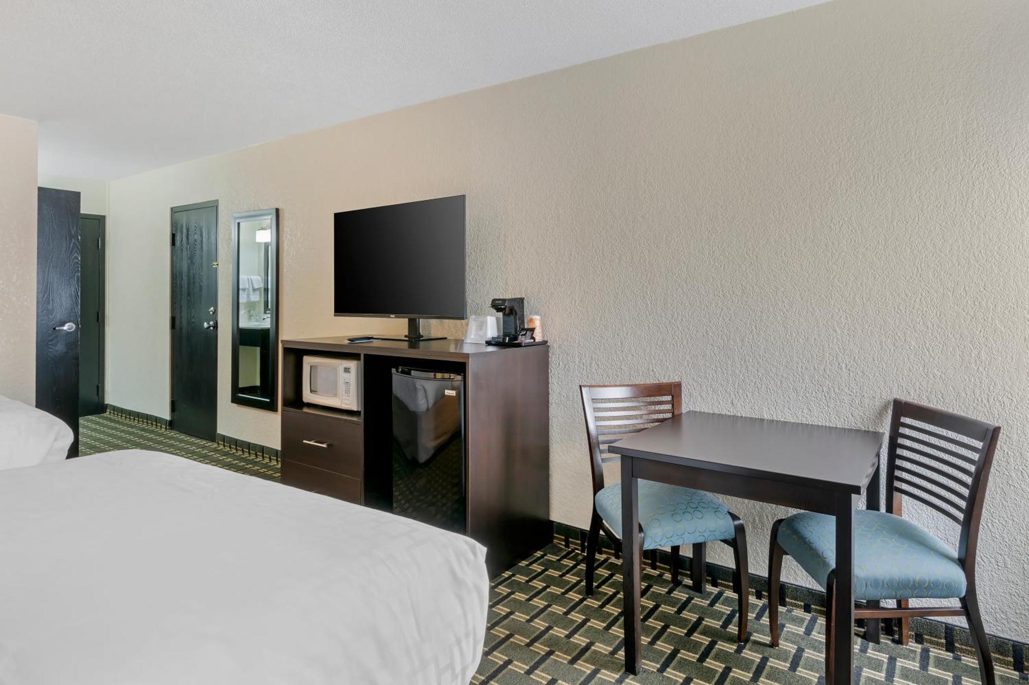 Clarion Pointe Hotel